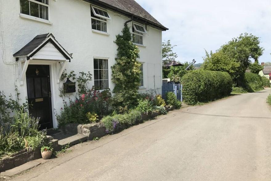 GEORGE COTTAGE, pet friendly, character holiday cottage in Clun