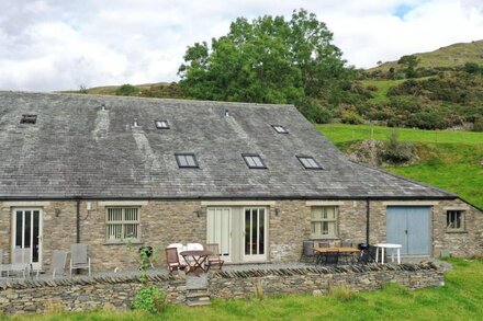 GHYLL BANK BYRE, pet friendly, character holiday cottage in Staveley