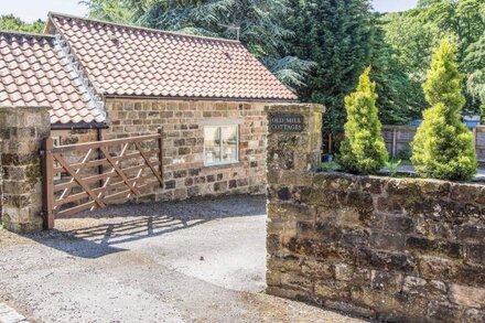 THE FLOUR POT, romantic, character holiday cottage in Rosedale Abbey