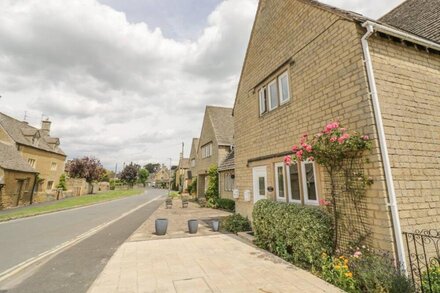 ROSEMARY COTTAGE, family friendly in Bourton-On-The-Water