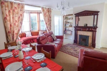 MAYFIELD MANOR, pet friendly, character holiday cottage in Whitby