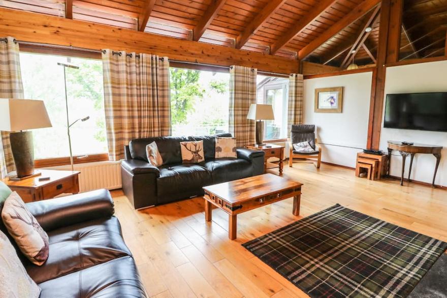 KATCHANA, pet friendly, with hot tub in Kincraig