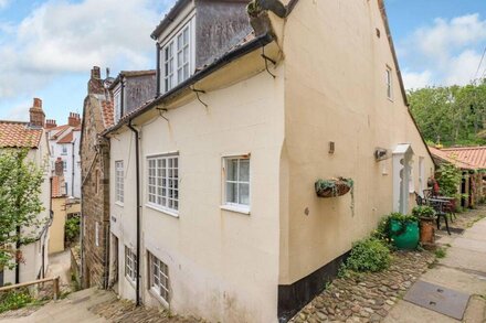 BRINCLIFFE COTTAGE, family friendly in Robin Hood’s Bay