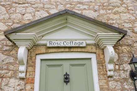 ROSE COTTAGE, pet friendly, country holiday cottage in Freshwater