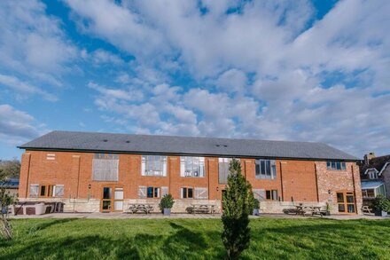 Spacious Barn Conversion with Private Hot Tub