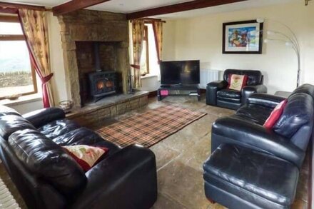 QUARRY BANK HOUSE, pet friendly, with hot tub in Oxenhope