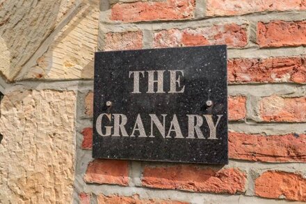 THE GRANARY, family friendly, with open fire in Longframlington