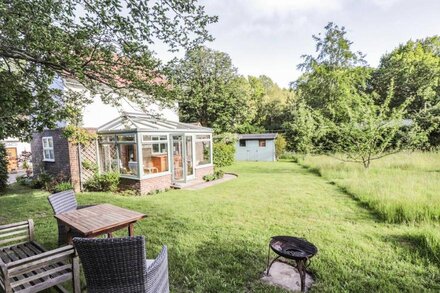 WOOD GLEN COTTAGE, romantic, with open fire in Rushlake Green