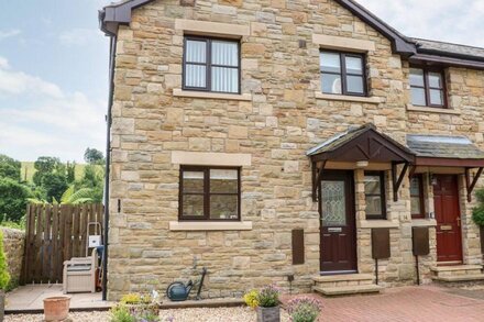 14 THE MALTINGS, pet friendly, with a garden in Rothbury