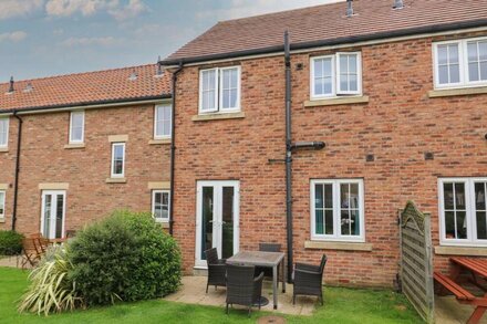 104 SUNRISE DRIVE, pet friendly, country holiday cottage in Filey