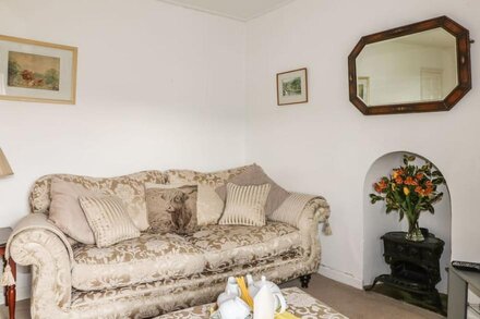 PENROSE FARM COTT, pet friendly, with a garden in St Keverne