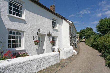 PENROSE FARM COTT, pet friendly, with a garden in St Keverne