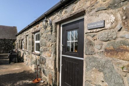 BWTHYN YR HELYG (WILLOW COTTAGE), pet friendly in Pwllheli