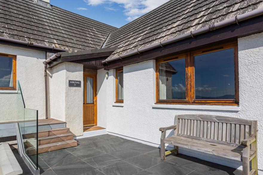 ASKIVAL, family friendly, character holiday cottage in Elgol