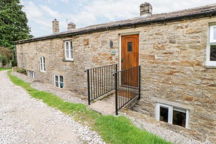 MARGARET'S COTTAGE, pet friendly, with open fire in Low Row