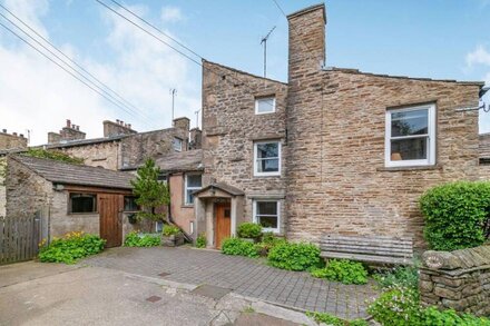 MILL COTTAGE, character holiday cottage, with open fire in Hawes