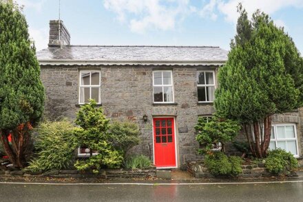 DERWEN VILLA, pet friendly, character holiday cottage in New Quay