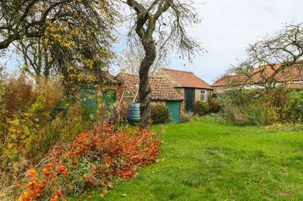 SUNNYSIDE GARDEN COTTAGE, pet friendly, with a garden in Husthwaite