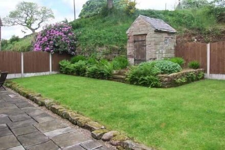 HORSE SHOE COTTAGE, pet friendly, with a garden in Cheadle