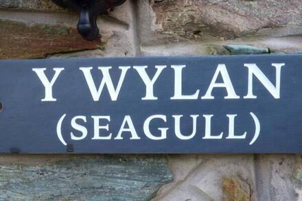 Y WYLAN, pet friendly, character holiday cottage in Holyhead