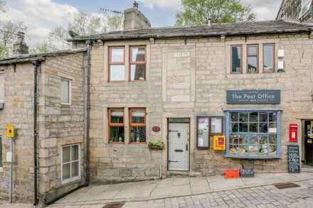 WEAVERS COTTAGE, pet friendly, with open fire in Heptonstall