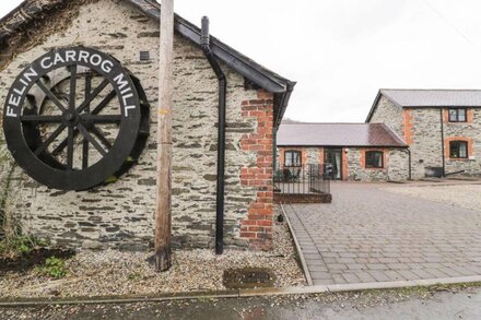 THE CORN STORE, pet friendly, character holiday cottage in Carrog