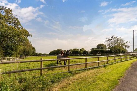 BRAMBLES, family friendly, character holiday cottage in Sheepwash