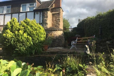 CAUSEWAY COTTAGE, family friendly, with a garden in Pencombe