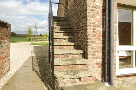 THE CART SHED, pet friendly, with a garden in York