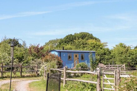 THE CLYDES, pet friendly, character holiday cottage in St Asaph