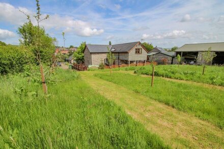 THE OLD BARN, family friendly, with hot tub in Bishop's Castle