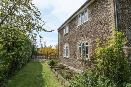 28 STONE COTTAGE, pet friendly, with open fire in Thorington