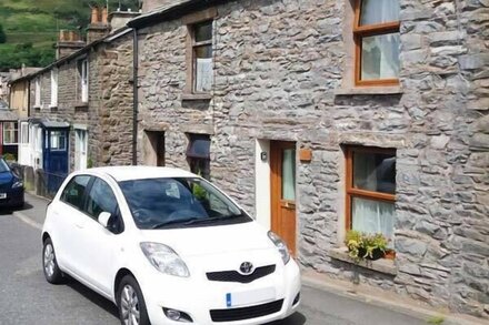 FELLS COTTAGE, pet friendly, character holiday cottage in Sedbergh