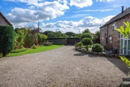 MEADOW PLACE, pet friendly, character holiday cottage in Ipstones