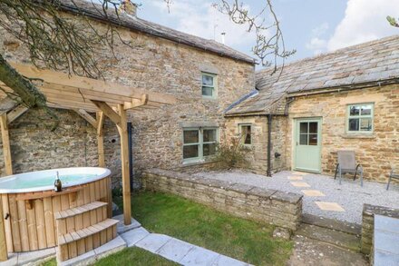 LOW SHIPLEY COTTAGE, pet friendly, with hot tub in Barnard Castle