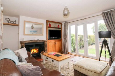 GRANGE FARM COTTAGE, pet friendly, with open fire in Sutton Bridge