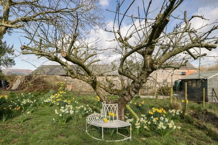 RECTORY COTTAGE, pet friendly, with a garden in Abergavenny