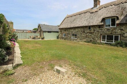 HILL FARM COTTAGE, pet friendly, with a garden in Freshwater