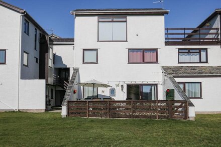 BEACH HOUSE (TY TRAETH), pet friendly, with a garden in Deganwy