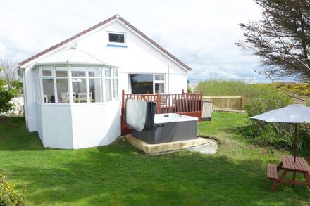 PEN Y GRAIG, pet friendly, country holiday cottage in Trearddur Bay