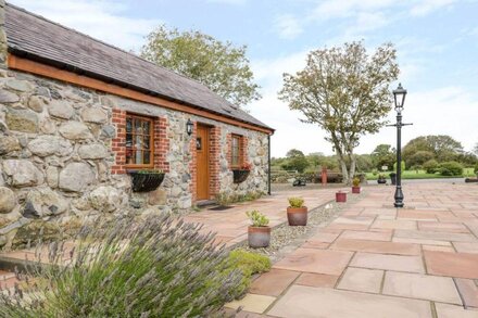 POPPY COTTAGE, country holiday cottage, with a garden in Caeathro