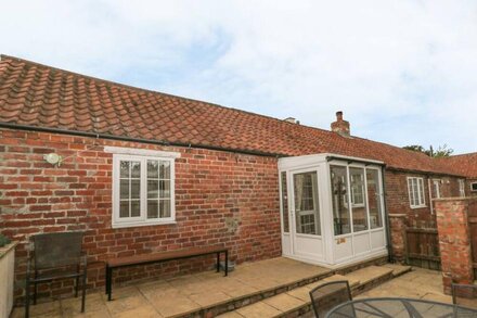 LITTLE ARGHAM COTTAGE, pet friendly, with open fire in Rudston