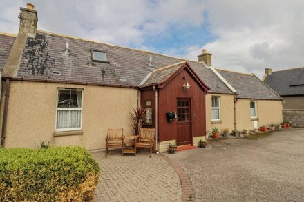 BRAEHEAD CROFT, pet friendly, with a garden in Portessie