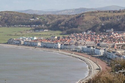 SARON CHAPEL, pet friendly, character holiday cottage in Penrhyn Bay