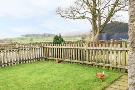 ORCABER FARM BARN, pet friendly, with open fire in Austwick