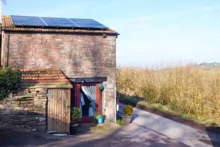 THE TALLET, pet friendly, character holiday cottage in Blakeney