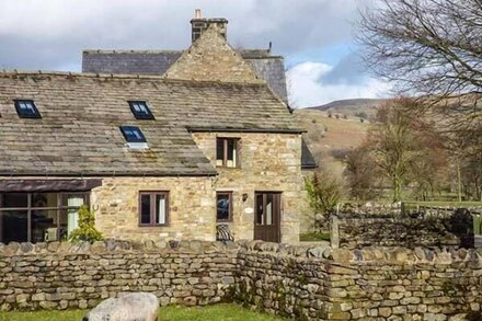 GRANGE COTTAGE, family friendly, character holiday cottage in Buckden