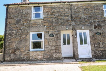 ROSEWALL COTTAGE, family friendly, with a garden in St Ives