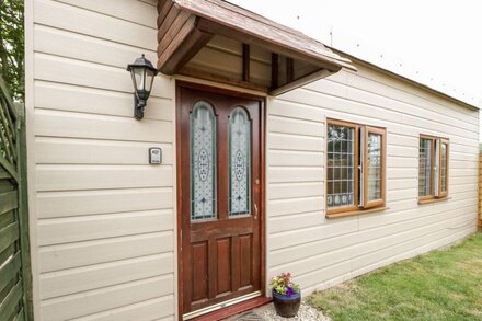 WISTERIA CHALET, with a garden in Watchfield