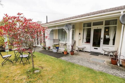 3 RIVERSIDE BUNGALOWS, family friendly, with a garden in Llanbedr